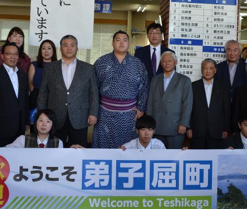 昨年6月に来庁した納谷幸之助さん