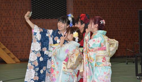 記念写真を撮る新成人たち