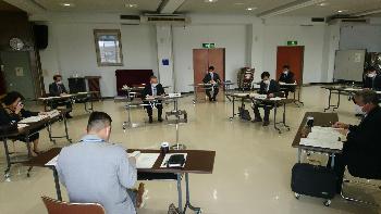 ソーシャルディスタンスをとって開催された教育委員会