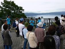 弟子屈町のの観光地でこどもガイドが案内している写真