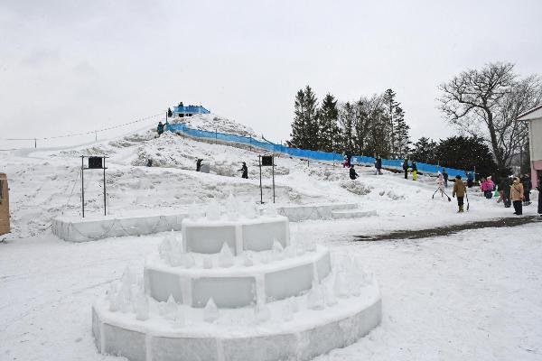 雪と氷でできた滑り台とオブジェ