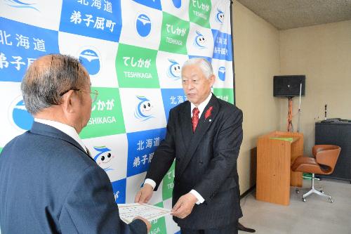 当選証書を受け取る徳長町長