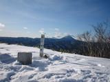 雪原の中に立つ標柱の写真