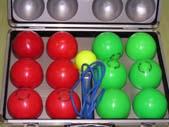 ペタンク赤のボール6個黄緑のボール6個少し小さめの黄色のボール1個がケースに入っている写真