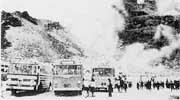 昭和41年頃の硫黄山に止めてある観光バス3台と観光客らの写真
