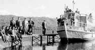 昭和30年代の屈斜路湖の遊覧船の乗船する観光客の写真