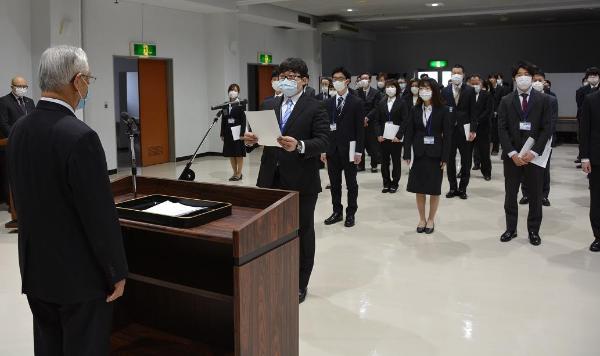 宣誓書を読み上げる新採用職員の皆さん