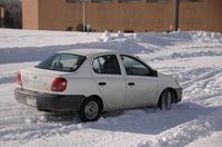 移住体験で雪の多い道路の冬道運転を体験している写真