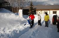 除雪道具を使い除雪体験を行っている写真