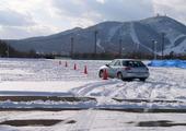 車で冬道運転体験を行っている写真