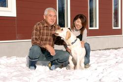 移住者池田夫妻と愛犬の写真