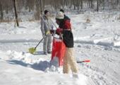 除雪体験を行っている写真